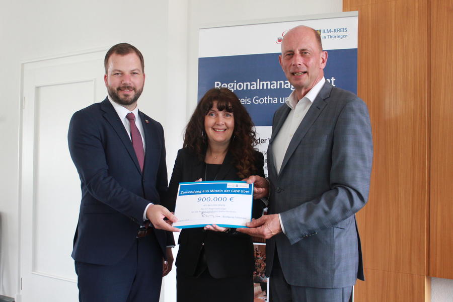 Landrat Onno Eckert, Landr&auml;tin Petra Enders und Wirtschaftsminister Wolfgang Tiefensee pr&auml;sentieren den Bescheid f&uuml;r das Regionalbudget der Landkreise Gotha und Ilm-Kreis.