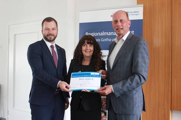 Bild vergr&ouml;&szlig;ern: Landrat Onno Eckert, Landr&auml;tin Petra Enders und Wirtschaftsminister Wolfgang Tiefensee pr&auml;sentieren den Bescheid f&uuml;r das Regionalbudget der Landkreise Gotha und Ilm-Kreis.