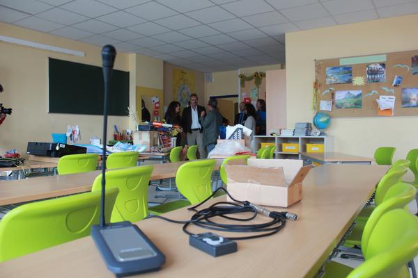 Bild vergrößern: In der Ziolkowski-Schule in Ilmenau ist nun der erste Klassenraum des Ilm-Kreises mit einer Hörschleife und Mikrofontechnik für hörgeschädigte Kinder eingerichtet worden.
