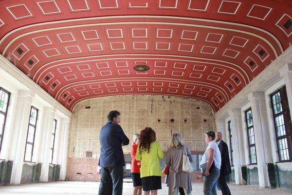 Bild vergr&ouml;&szlig;ern: Aula des Neideckgymnasium mit unerwarteten Verzierungen an den W&auml;nden.