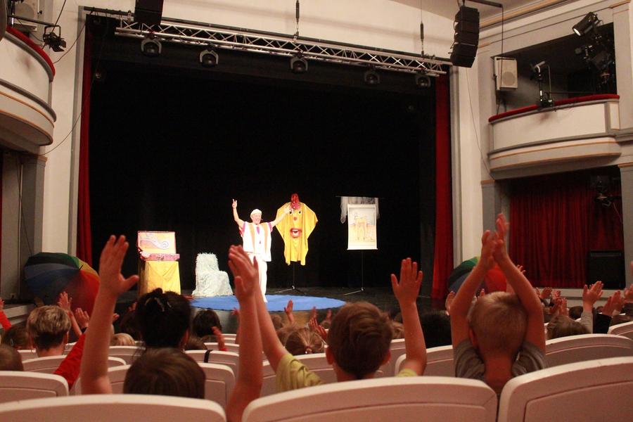 In seinem interaktiven Programm vermittelt Clown Mausini Wissenswertes zur  Zahngesundheit. 