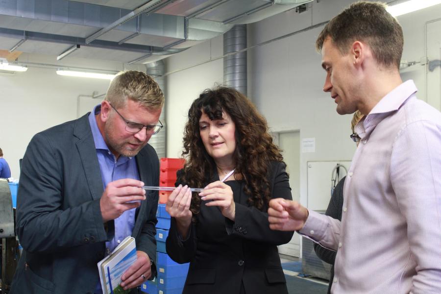 B&uuml;rgermeister Dominik Straube, Petra Enders und Denny Holland-Moritz begutachten die Glasrohre f&uuml;r die Thermometer.