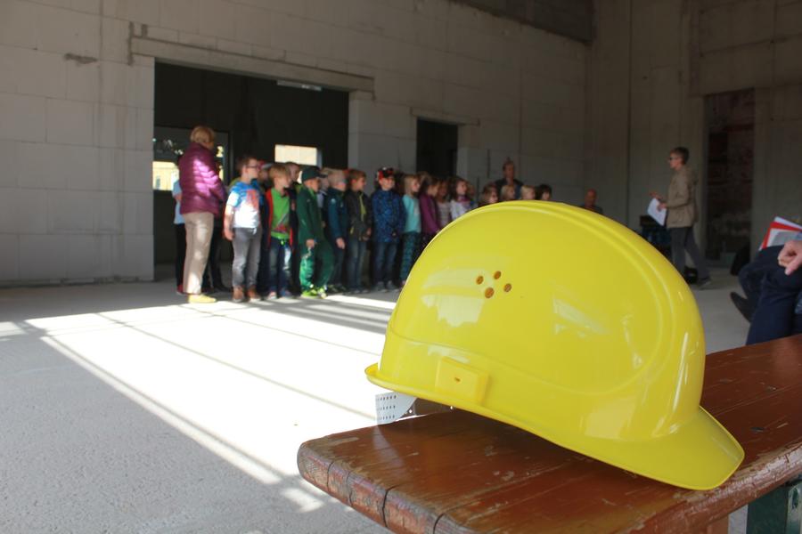 Die Zweitkl&auml;ssler der Heinse-Schule sangen zum Dachfest.