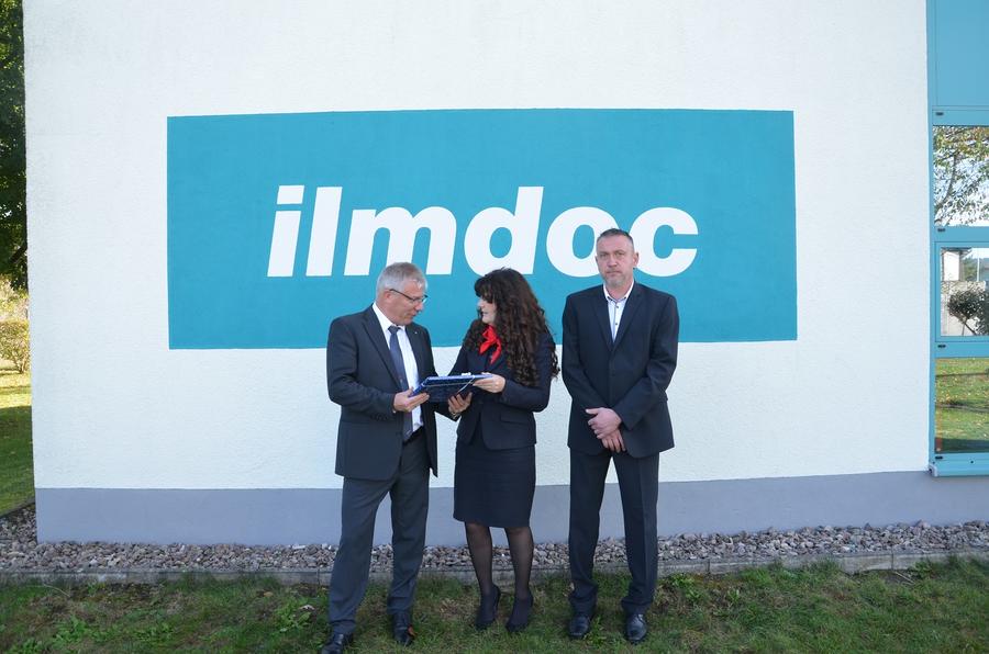 Uwe Rosenbauer erh&auml;lt von Petra Enders ein Buch mit Luftbildaufnahmen des Ilm-Kreis als Geschenk. Karsten Speike ist Betriebsleiter in der Firma.
