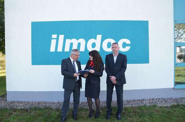 Bild vergr&ouml;&szlig;ern: Uwe Rosenbauer erh&auml;lt von Petra Enders ein Buch mit Luftbildaufnahmen des Ilm-Kreis als Geschenk. Karsten Speike ist Betriebsleiter in der Firma.
