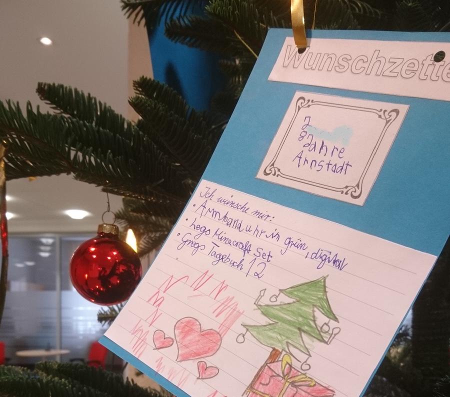 Ob B&uuml;cher, Bausteine oder eine Uhr, die Kinder haben den Wunschbaum mit ihren Zetteln geschm&uuml;ckt.