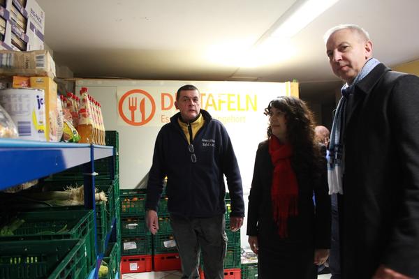 Bild vergr&ouml;&szlig;ern: G&uuml;nther Sattler mit Landr&auml;tin Petra Enders und Marco Jacob in der Ausgabestelle der Tafel in Arnstadt.