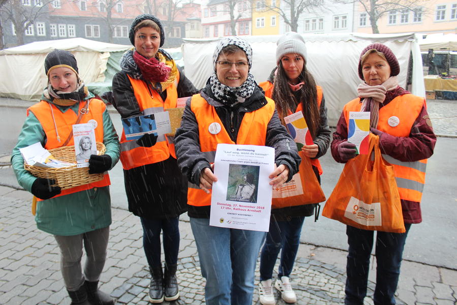 Mit vielen interessierten B&uuml;rgerinnen und B&uuml;rgern kamen Ursula G&uuml;nther (Gleichstellungsbeauftragte Ilm-Kreis), Angelika Kowar (Gleichstellungsbeauftragte Arnstadt), Ulrike Bohn (FFZ Arnstadt) und Stefanie Witzel (Frauenhaus Erfurt) ins Gespr&auml;ch.