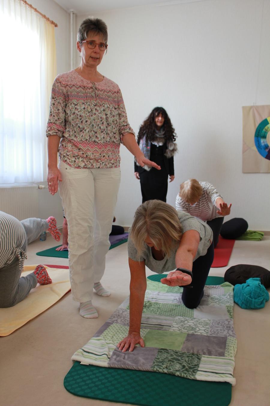Yoga-Lehrerin Silke Ra&szlig;bach stellt Landr&auml;tin Petra Enders den Yoga-Kurs an der vhs in Ilmenau vor.