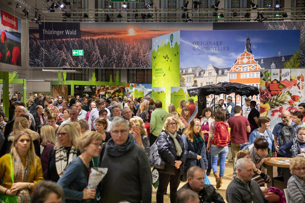 Bild vergrößern: Großer Andrang herrschte schon am ersten Wochenende der Grünen Woche in der Thüringenhalle, in der sich der Ilm-Kreis als Schwerpunkt-Landkreis präsentiert.