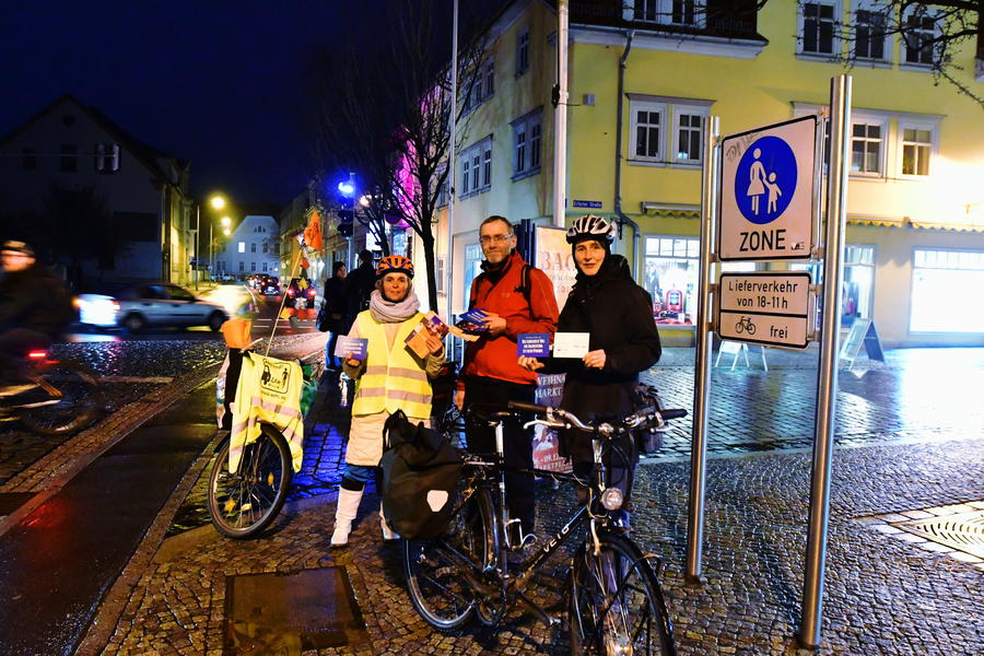 Thea Vollmer  und Michael Blech vom ADFC Arnstadt sowie Radfahrbeauftragte Katharina Cherubim verschenkten am Donnerstag, 22. November, vor dem Busbahnhof in Arnstadt Gutscheine an Radfahrer mit schlechter oder gar keiner Beleuchtung.