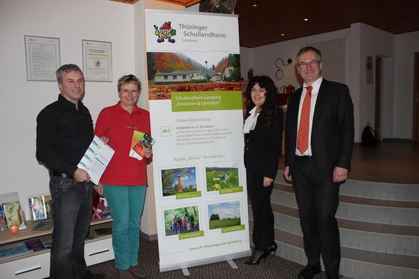Bild vergr&ouml;&szlig;ern: Jens Hertwig, Dr. Elke Hellmuth, Petra Enders und Tilman Wagenknecht im Schullandheim in Geraberg.